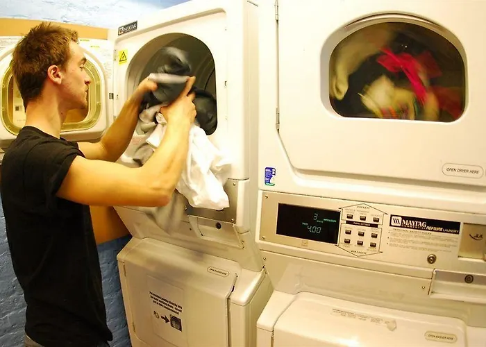 Avalon House Hostel *