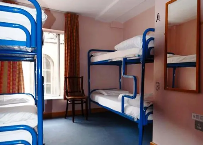 Avalon House Hostel *