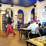 Avalon House Hostel *