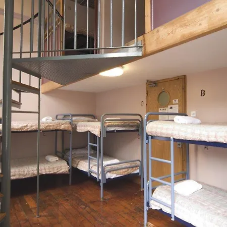 Avalon House Hostel *