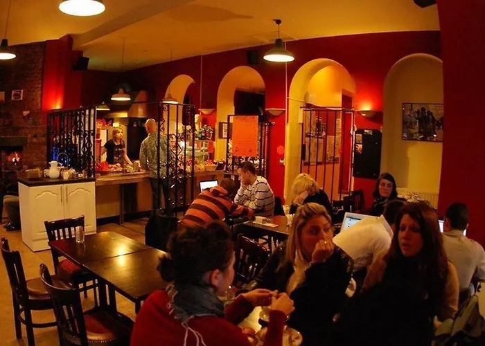 Хостел Avalon House *