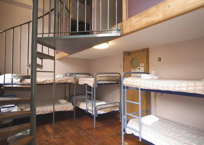 Avalon House Hostel *